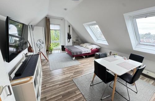 Niederursel Apartment | Gemütliche helle Dach-Wohnung in Frankfurt