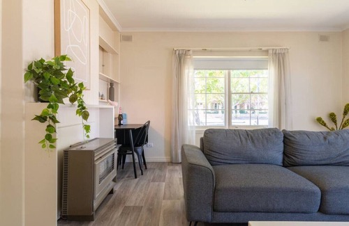 Glenelg Apartment | Gem Apartment 5 - Courtyard I Beach I Wifi I Cafes