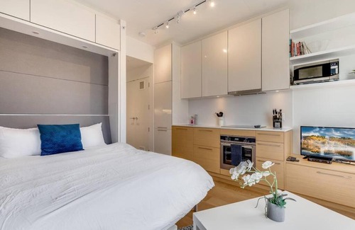 Downtown Victoria Apartment | Gem at the Janion