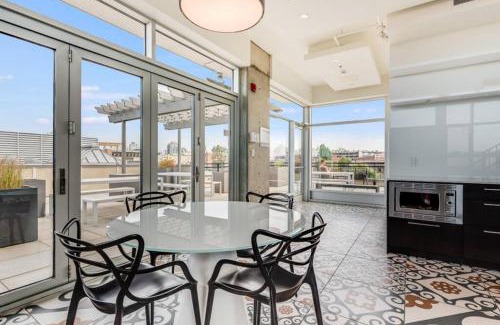 Downtown Victoria Apartment | Gem at the Janion