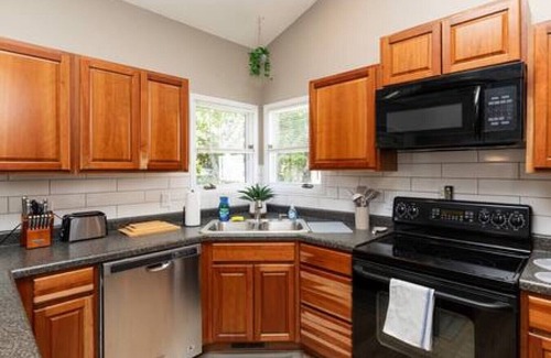 West Des Moines House | Gem in West Dsm | 4BD/3BA Home | Perfect Location