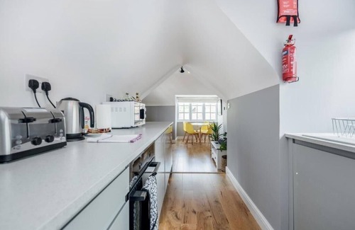 Winchester Apartment | Gem Of Central Winchester - Sleeps 4