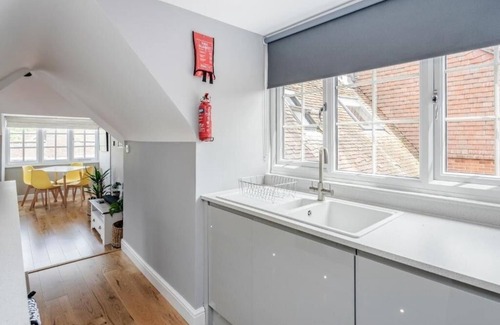 Winchester Apartment | Gem Of Central Winchester - Sleeps 4