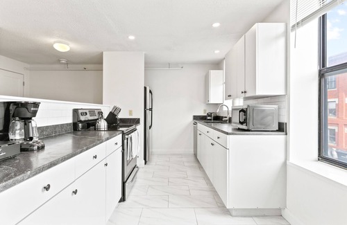 West Bayside Condo | Gem on Congress - King Bed, Free Parking, Dog & Family Friendly, Modern Condo