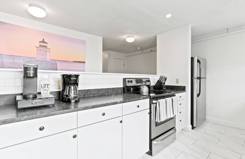 West Bayside Condo | Gem on Congress - King Bed, Free Parking, Dog & Family Friendly, Modern Condo