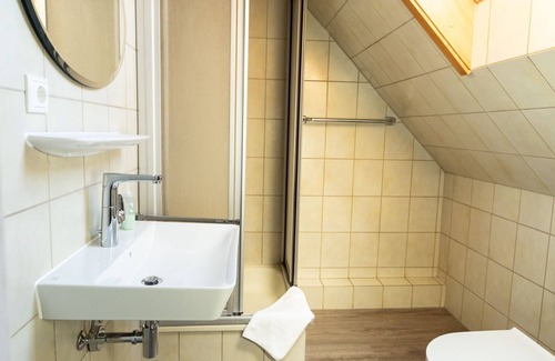 Hollfeld House | Gemeinschaftunterkunft 2 - Zi. 8 - EZ mit Großem Bett - Gasthof Schrenker