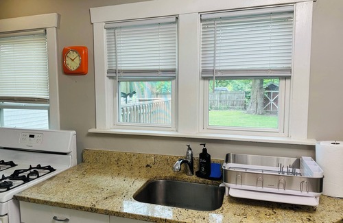 Geneva House | Geneva Retreat – 4BR, Big Yard, Near Downtown, Shops, and Riverwalk