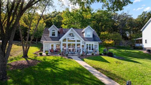 Gravois Mills House | Gentle Slopes Retreat Fit For 12
