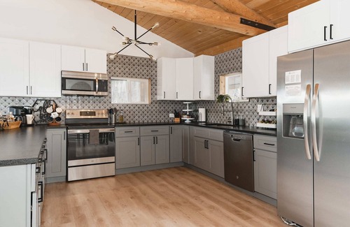 Pleasant Park Corridor Cabin | Genuine Log Cabin: Hottub, Fast Wifi, Covered Deck