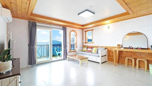 Irun-myeon House | Geoje Sinbi Bada Pension