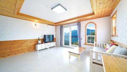 Irun-myeon House | Geoje Sinbi Bada Pension