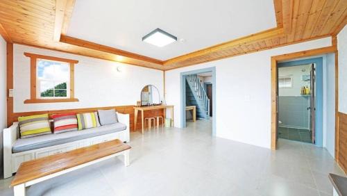 Irun-myeon House | Geoje Sinbi Bada Pension