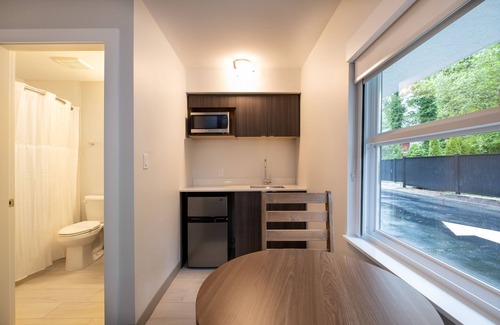 Surrey Hotel | George Point Inn