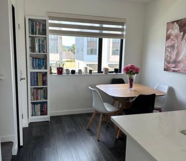 Te Atatu Peninsula Apartment | George townhouse