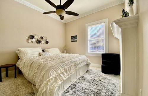 Georgetown Bed & Breakfast | Georgetown Bed&Breakfast Lotus Room-Sleeps 2 with ensuite bath and king size bed