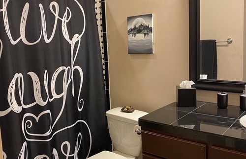 Georgetown Bed & Breakfast | Georgetown Bed&Breakfast Lotus Room-Sleeps 2 with ensuite bath and king size bed