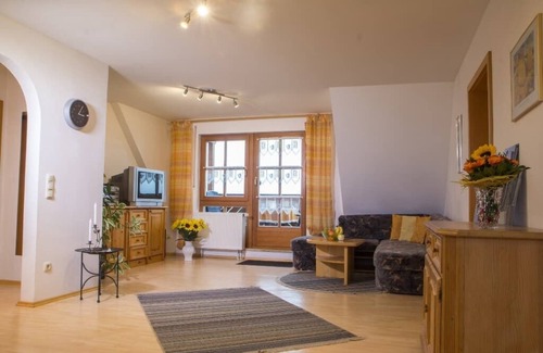 Neualbenreuth Apartment | Geräumige 92qm Ferienwohnung mit Balkon für 4 Personen