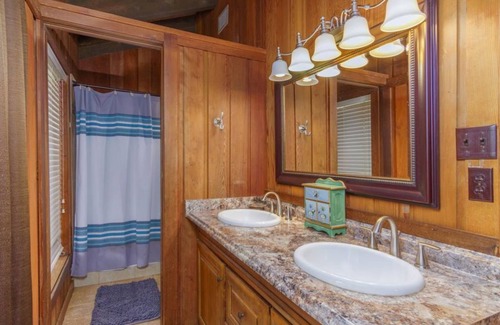 Lindale House | Get away from it all! Fish, Shop in Canton, Golf, Tx Rose Horse Ranch or Relax!