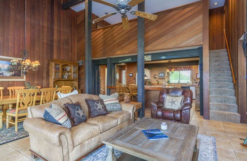 Lindale House | Get away from it all! Fish, Shop in Canton, Golf, Tx Rose Horse Ranch or Relax!