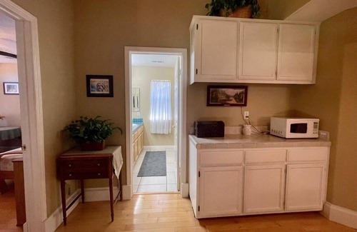 Stockton House | Get Away From The Crowd, Stay Closer To The Nature And In A Luxury Homey House!