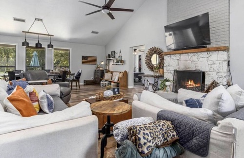 Henderson County House | Get away in East Texas! A house and 10 acres to Escape to - 1 hour from Dallas