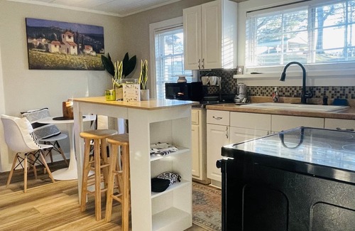 Calhoun House | Get comfy and cozy in this cute cottage in Calhoun!