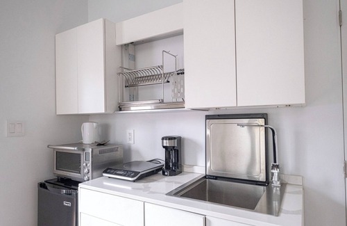 Swansea House | Get Loft in Nature, Queen private suite in High Park