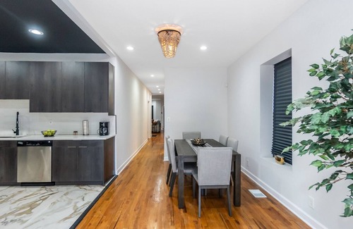 Woodlawn Apartment | Get the Woodlawn Experience! Steps away from UofC and Chicago's Lakefront.