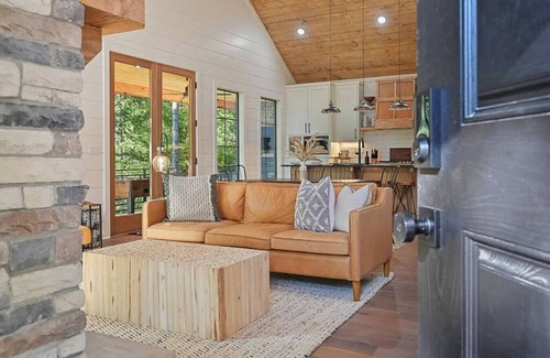Broken Bow Cabin | GET TOASTED · Luxury “Smart Cabin” w/Hot-tub+More!
