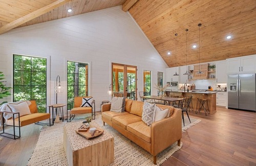 Broken Bow Cabin | GET TOASTED · Luxury “Smart Cabin” w/Hot-tub+More!