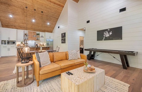 Broken Bow Cabin | GET TOASTED · Luxury “Smart Cabin” w/Hot-tub+More!