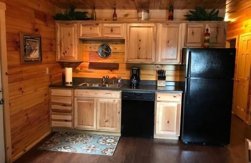 Campton Cabin | Getaway Cabin with a hot tub and internet