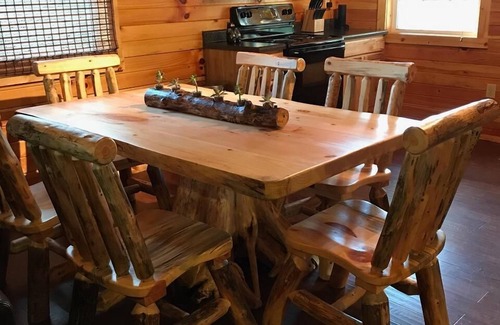 Campton Cabin | Getaway Cabin with a hot tub and internet