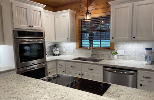 Athens Cabin | Getaway from the hustle and bustle and stay in a peaceful cabin in the woods!