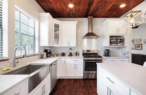 Eastside Promise Neighborhood House | Getaway Nr DT River Walk | BBQ Yard Pet | Games