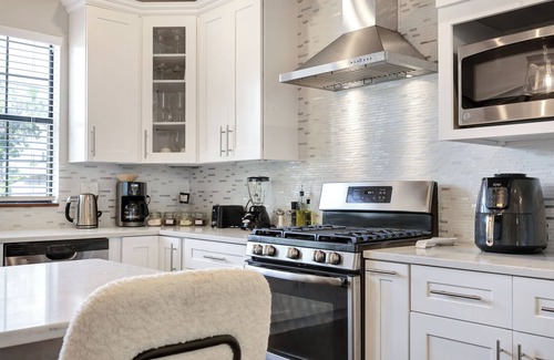 Eastside Promise Neighborhood House | Getaway Nr DT River Walk | BBQ Yard Pet | Games