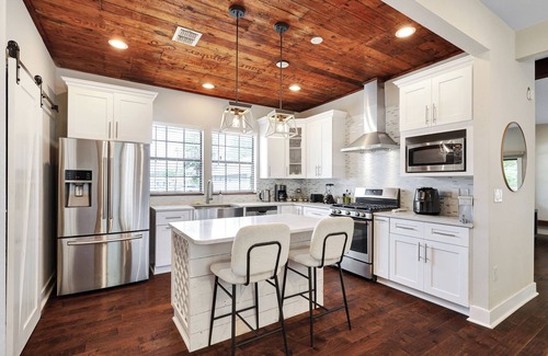 Eastside Promise Neighborhood House | Getaway Nr DT River Walk | BBQ Yard Pet | Games
