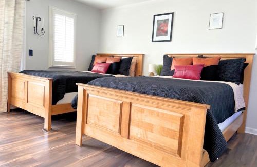 Norwich Villa | Getaway Villa- 3 mins to Mohegan- Fully Stocked with Two Full Beds & Fireplace- Jacuzzi, Saltwater Pools, Sauna