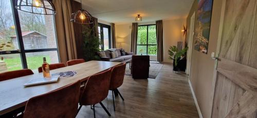 Ewijk House | Gezellig 6pers Familiehuis grote tuin met BBQ aan meer Gelderland
