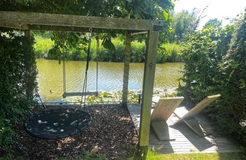 Medemblik House | Gezellige Pipo met grote schommel aan het water