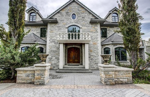 Calgary Villa | Ghost Lake Manor House