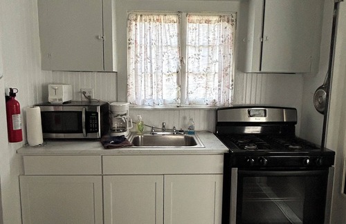 Geneva-on-the-Lake Cottage | Gia Cottage Vintage GOTL. Full kitchen! Pool access! Off the Strip! WiFi