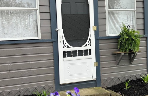 Geneva-on-the-Lake Cottage | Gia Cottage Vintage GOTL. Full kitchen! Pool access! Off the Strip! WiFi
