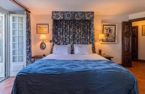 Sintra Bed & Breakfast | Giant Smart Room, Hot tub, PS5, in Historical Sintra Center inside 17th century Palace - Sintra WOW