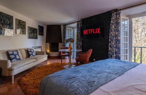 Sintra Bed & Breakfast | Giant Smart Room, Hot tub, PS5, in Historical Sintra Center inside 17th century Palace - Sintra WOW