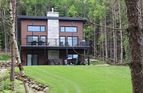 Piopolis Ski Chalet | Gibsōn - in Quebec - access to lake, with hot tub