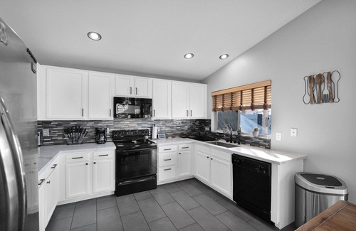 Gilbert House | Gilbert Home 1/2 Mile From Downtown! Luxury Backyard, Pool, Turf, and Game Room!
