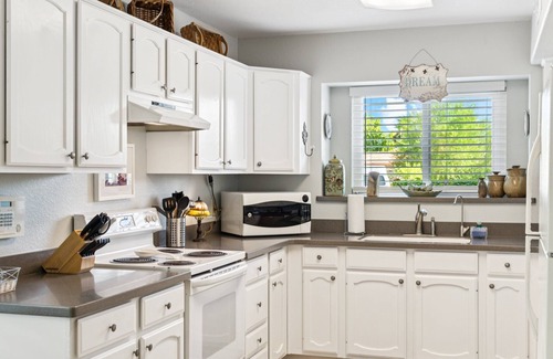 The Islands House | Gilbert Island Cozy 2 BR Home/Putting Green/COM Pool/Gilbert