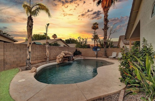 Gilbert Ranch House | Gilbert Ranch Retreat & Non Heated Pool. Walk to Shops and Restaurants.