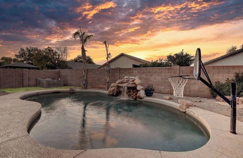 Gilbert Ranch House | Gilbert Ranch Retreat & Non Heated Pool. Walk to Shops and Restaurants.
